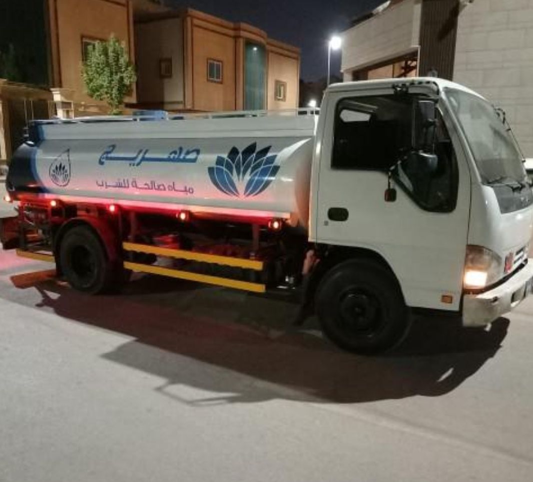 وايت مياه صغير أثناء التوصيل في الرياض